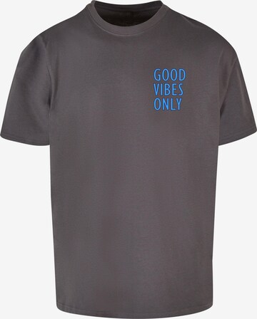 T-Shirt 'Good Vibes Only' Merchcode en gris : devant