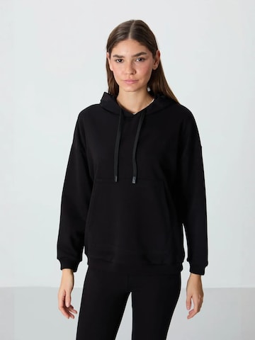 Tommy Life Sweatshirt in Zwart: voorkant