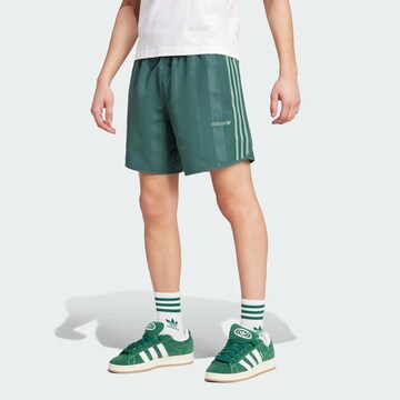 ADIDAS ORIGINALS Lużny krój Spodnie w kolorze zielony: przód