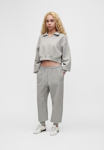 Nike Sportswear Tapered Housut 'Studio' värissä harmaa