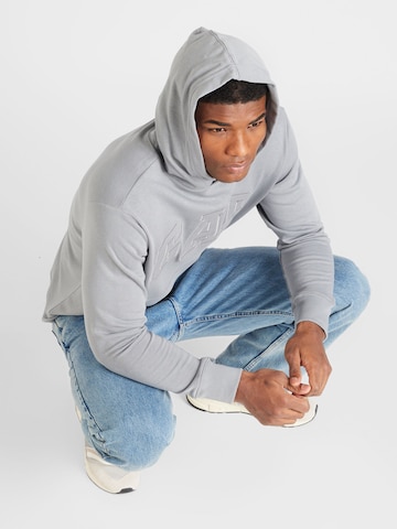 GAP Regular Fit Sweatshirt i grå