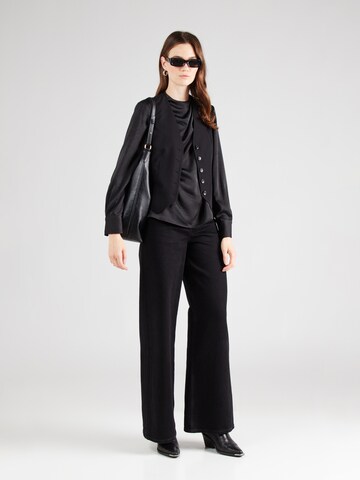 YAS - Blusa 'YASCAPELA' em preto