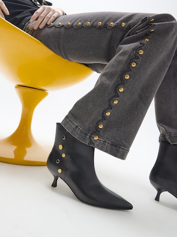 Lola Casademunt - Botas pelo tornozelo em preto: frente