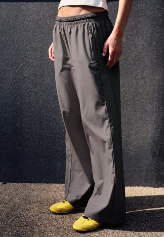 self. Wide leg Broek in Grijs: voorkant