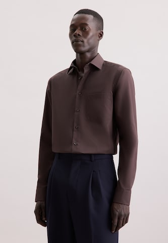 Coupe regular Chemise business SEIDENSTICKER en marron : devant