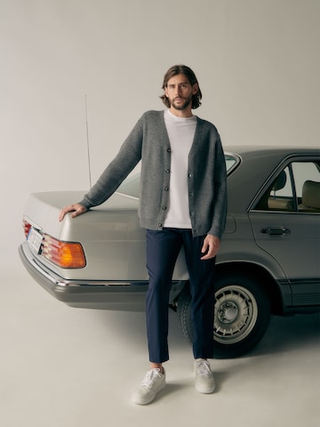 Regular Pantalon à plis 'Emir' ABOUT YOU x Alvaro Soler en bleu