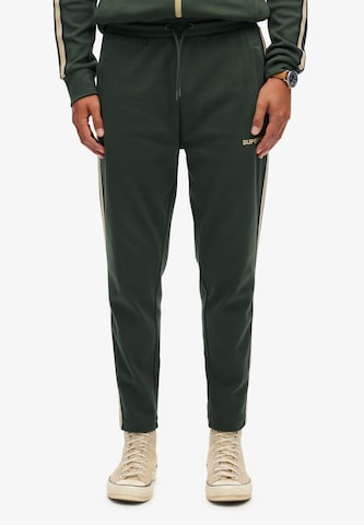 Superdry Tapered Broek in Groen: voorkant