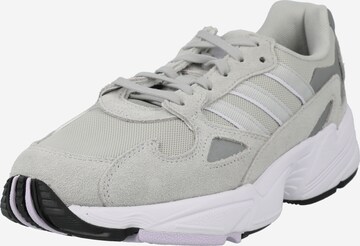 ADIDAS ORIGINALS - Sapatilhas baixas 'Falcon' em cinzento: frente