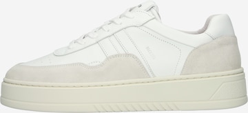 BLACKSTONE - Sapatilhas baixas 'Garnet Koda' em branco: frente