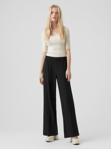 Wide Leg Pantalon à plis 'SADIASUI' VERO MODA en noir