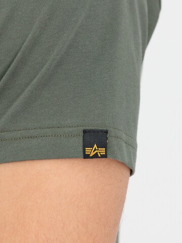 ALPHA INDUSTRIES Футболка в Зеленый