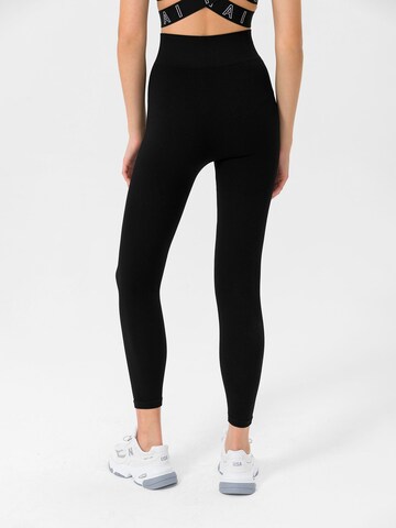 Skinny Pantaloni sportivi 'Naikan' di MOROTAI in nero