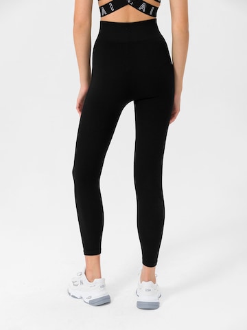 Skinny Pantaloni sport 'Naikan' de la MOROTAI pe negru