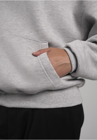 Sweat-shirt 'Après Ski' Prohibited en gris : sur le côté