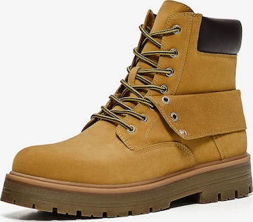 Boots stringati di Bershka in beige: frontale
