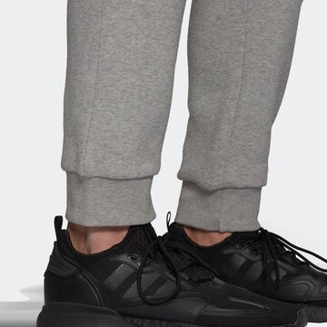 ADIDAS ORIGINALS - Tapered Calças 'Adicolor Essentials Trefoil' em cinzento