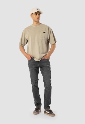 Regular Jean 'Dave' Elias Rumelis en gris