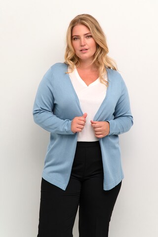 Cardigan 'Farsia' KAFFE CURVE en bleu : devant