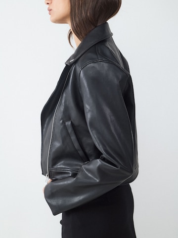 BALMOHK Välikausitakki värissä musta