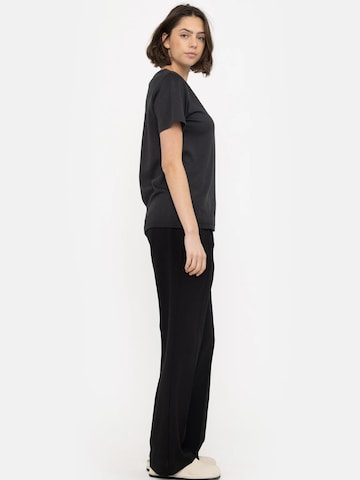 Tricou ' SRHella ' de la Soft Rebels pe negru