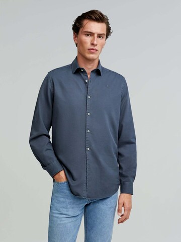 Coupe regular Chemise 'New Honeycomb' Scalpers en bleu : devant