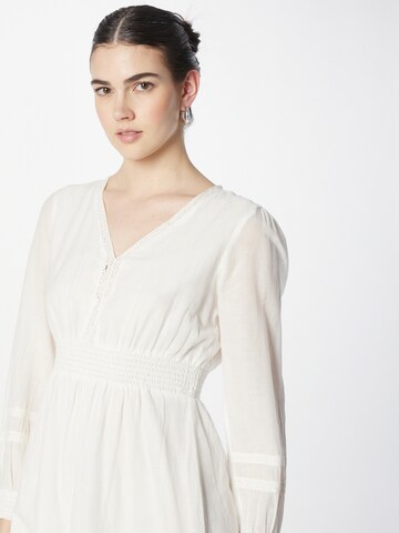 Robe 'Thea' ABOUT YOU en blanc