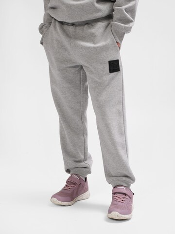 Hummel Tapered Broek 'CLEAN' in Grijs: voorkant
