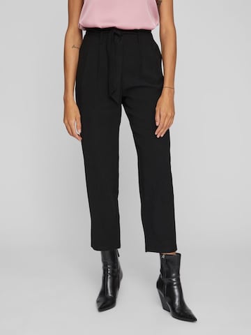 VILA Regular Pleat-Front Pants 'KAYA' in Black: front