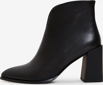 CESARE GASPARI Booties 'Classic' in Black: front