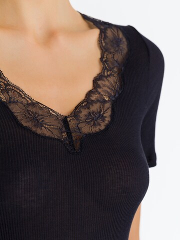 Hanro Onderhemd ' Lace Delight Kurzarm ' in Zwart