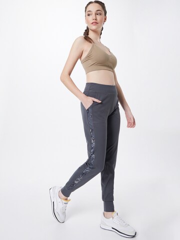 Effilé Pantalon de sport 'JAMES' ONLY PLAY en gris