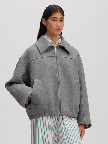 Giacca di mezza stagione 'Brodey' di EDITED in grigio: frontale