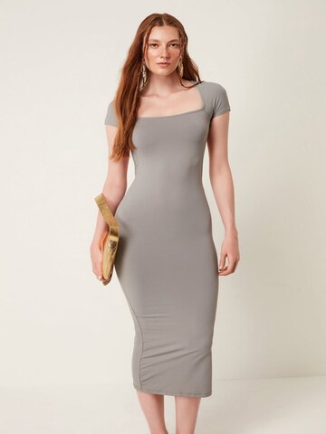 No Matter What Kleid in Grau: Vorderseite