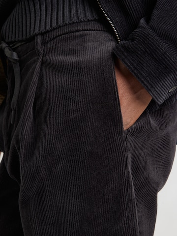 SELECTED - Tapered Pantalón plisado 'SLHLEROY' en negro