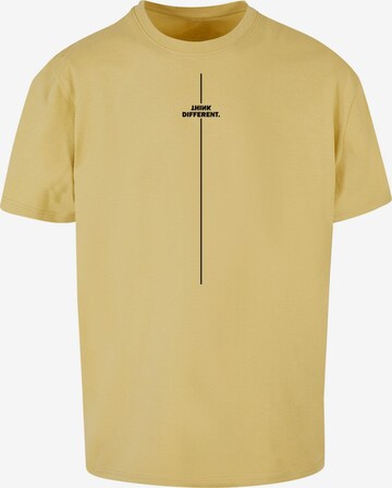 Merchcode Shirt 'Think Different' in Geel: voorkant