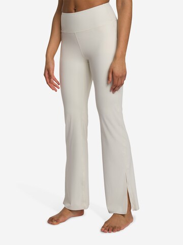 OCEANSAPART - Acampanado Pantalón deportivo 'Venus' en beige: frente