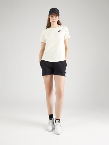 Nike Sportswear T-shirt 'Club Essential' i vit