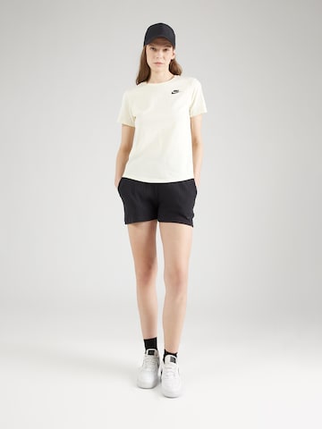 T-shirt 'Club Essential' Nike Sportswear en blanc