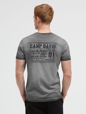 CAMP DAVID Μπλουζάκι σε γκρι: μπροστά