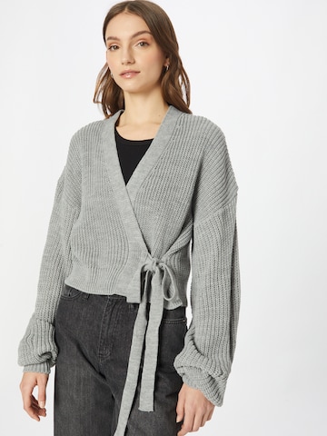 Femme Luxe Strickjacke 'KARLA' in Grau: predná strana