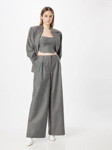 Wide leg Pantaloni con pieghe di NA-KD in grigio