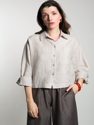 WEARABLE STORIES Shirt 'Lipa' in White: front