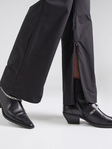 Regular Pantaloni 'Alia' de la WEEKDAY pe negru