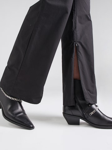 WEEKDAY Regular Trousers 'Alia' in Black