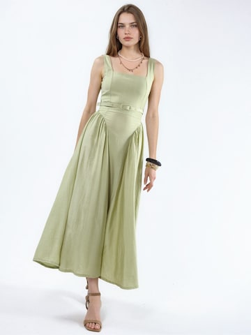 Busem Midi Kleid in Grün