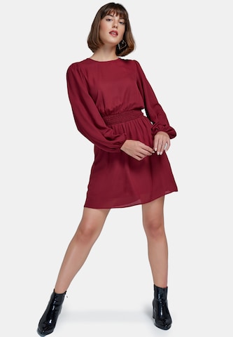 Jimmy Sanders - Vestido en rojo: frente
