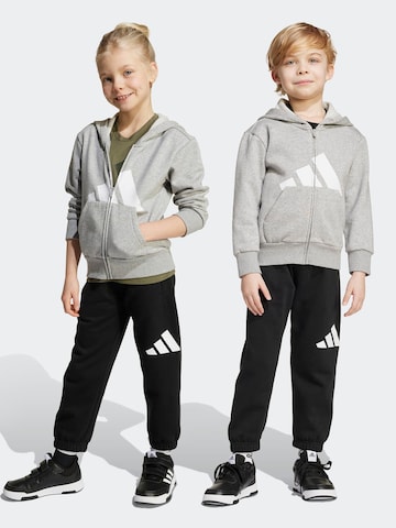 ADIDAS SPORTSWEAR Trainingspak 'Essentials' in Grijs: voorkant