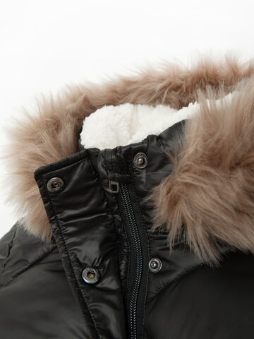 Cool Club Pitkä takki värissä musta