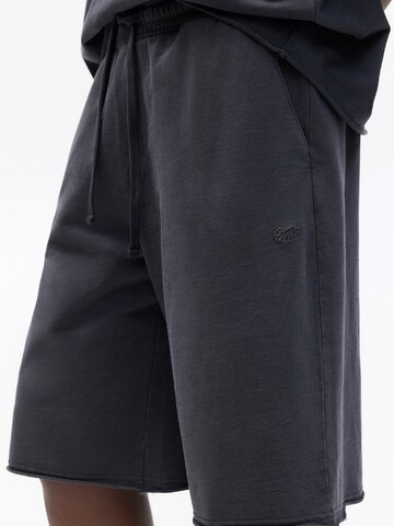 Pull&Bear Loosefit Shorts in Grau