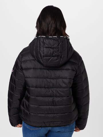 Tommy Jeans Curve Jacke in Schwarz